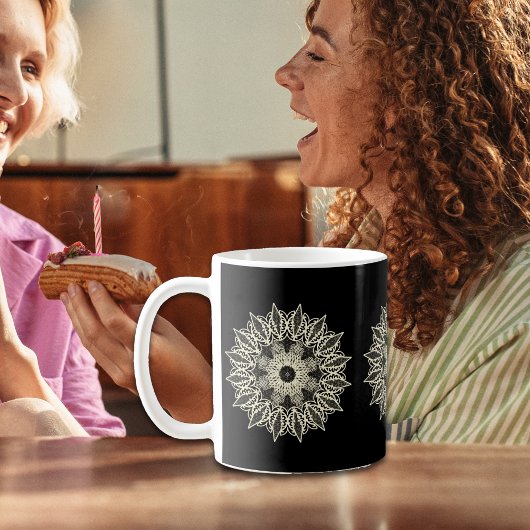 gebroken witte geometrische kant koffiemok
