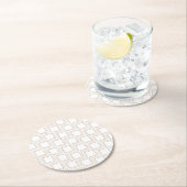 Gebroken witte trommelende vierkantjes papier onde ronde kartonnen onderzetter (Insitu)