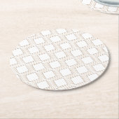 Gebroken witte trommelende vierkantjes papier onde ronde kartonnen onderzetter (Gebogen)