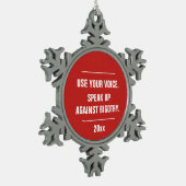 Gebruik je stem tegen het startjaar tin sneeuwvlok ornament (Links)