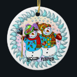 Gebruikersnaam Snowman Couple Keramisch Ornament<br><div class="desc">Snowman Couple aangepaste naam ornament,  t-shirt,  geschenken en kleding van ArtMuvz Illustration. Bijpassende sneeuwpopkleding,  t-shirts,  vakantiegeschenken. Sneeuwman T-shirt,  kerstcadeaus en winterkleding.</div>