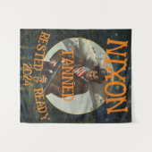 Gebruind Uitgerust & Klaar NIXON 2024 President Wandkleed (Voorkant (horizontaal))