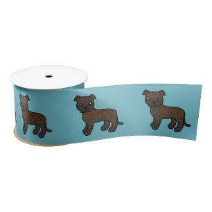 Gebruinde Staffordshire Bull Terrier Hond Op Blauw Satijnen Lint