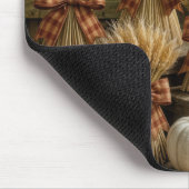 Gebundelde tarweschoven in schuur met pompoenen muismat (Hoek)