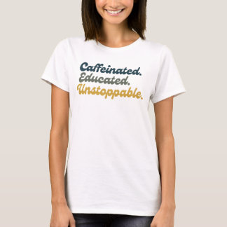 Gecaffeïneerd. Onderlegd. Onstuitbaar. T-shirt