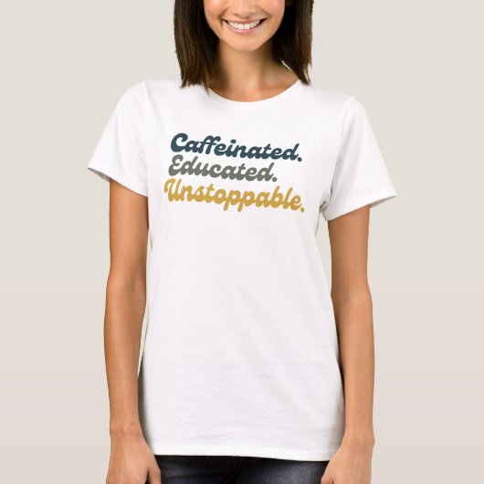 Gecaffeïneerd. Onderlegd. Onstuitbaar. T-shirt (Voorkant)
