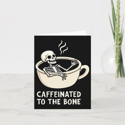 Gecaffeïneerd tot op het bot Grappig Skelet Koffie Kaart (Voorkant)