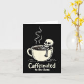 Gecaffeïneerd tot op het bot Grappig Skelet Koffie Kaart (Gele Bloem)