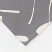 Gecasseerde lederen patrooncrème op grijs fleece deken (Hoek)