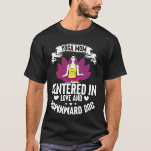 Gecentreerd in Liefde en Downward Dog Yoga Moeder T-shirt