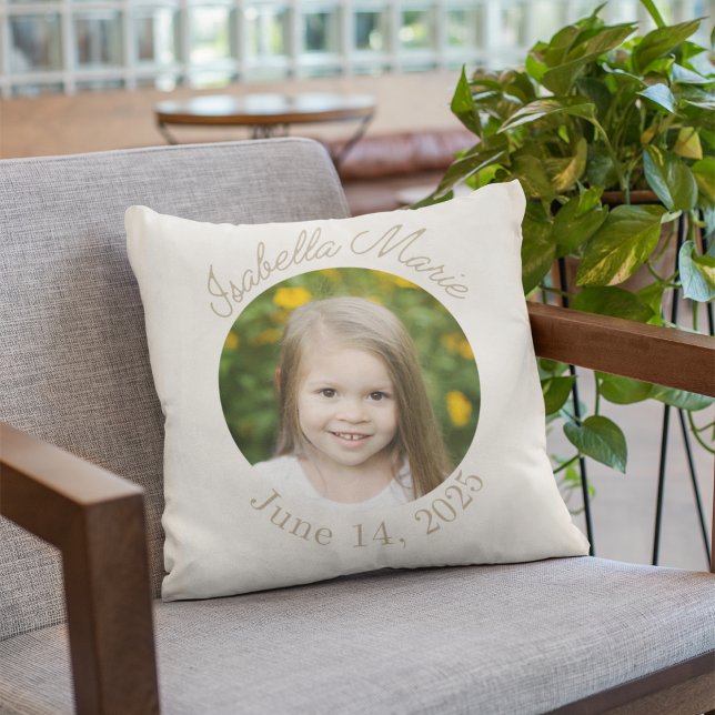 Gecentreerde cirkel en script kussen (Soft minimal pillow featuring circle-cropped image with arched script name and date detail.)