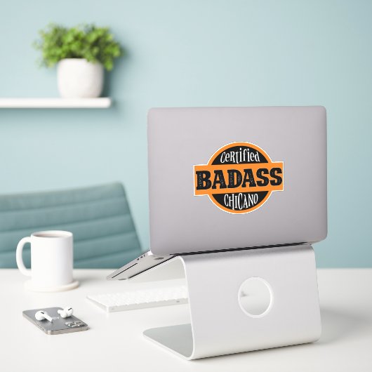 Gecertificeerd Bad Chicano Sticker (Laptop op bureau)