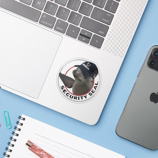 Gecertificeerd Veiligheidszegel | Deadpan Vinyl St Sticker (Laptop met iPhone)
