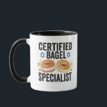 Gecertificeerde Bagel Specialist Grappige Joodse C Mok<br><div class="desc">Chanoeka,  Pascha,  Jiddisch,  Chanoeka,  Joods,  Menora,  Jood,  Gift,  Verjaardag,  Bagel</div>