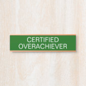Gecertificeerde Overpresteerder Grappig Deurbordje (Voorkant)