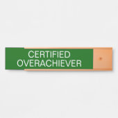 Gecertificeerde Overpresteerder Grappig Deurbordje (Voorkant)