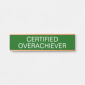 Gecertificeerde Overpresteerder Grappig Deurbordje (Voorkant)