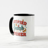 Gecertificeerde Snack Fetcher Grappige Nieuwe Vade Mok (Voorkant links)