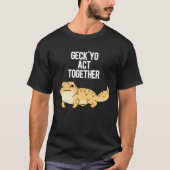 Geck You Act Samen Grappig Gecko Pun Dark BG T-shirt (Voorkant)