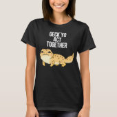 Geck You Act Samen Grappig Gecko Pun Dark BG T-shirt (Voorkant)