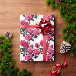 Geclusterde rode en roze rozen op een scherp wit cadeaupapier