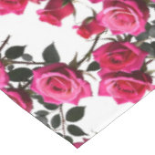Geclusterde rode en roze rozen op een scherp wit tafelkleed (Gekanteld)