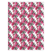 Geclusterde rode en roze rozen op een scherp wit tafelkleed (Voorkant)