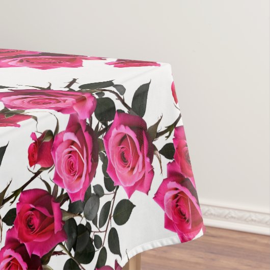 Geclusterde rode en roze rozen op een scherp wit tafelkleed (Voorbeeld)