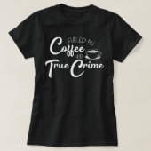 Gecompeerd door Coffee True Crime Junkie Murderino T-shirt (Design voorkant)