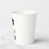 Geconcentreerd Afstudeerder klasse van elk jaar va Papieren Bekers (Links)