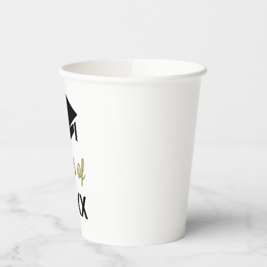 Geconcentreerd Afstudeerder klasse van elk jaar va Papieren Bekers (Links)