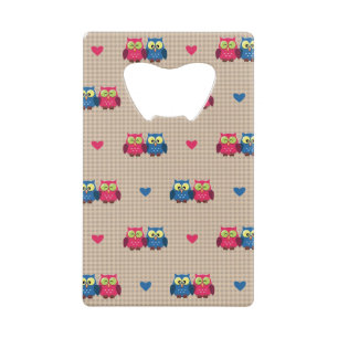 Gecontroleerd patroon met liefdesuilen creditkaart flessenopener