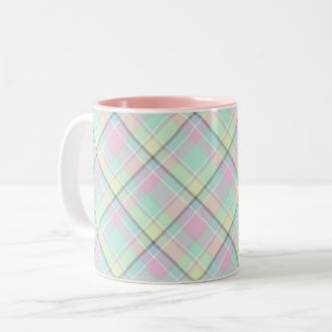 Gecontroleerd patroon van karamelkleuren. tweekleurige koffiemok