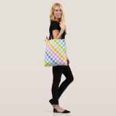 Gecontroleerde pastelregenboog tote bag (Op model)