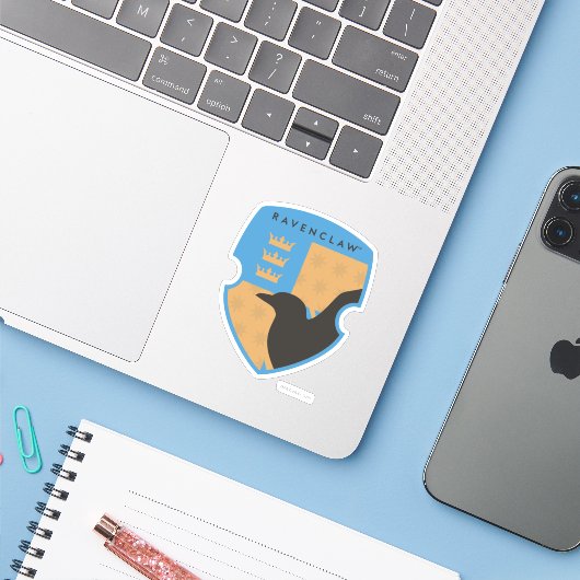 Gecontroleerde RAVENCLAW™ Crowned Crest Sticker (Laptop met iPhone)