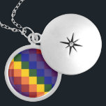 Gecontroleerde regenboog locket ketting<br><div class="desc">Met dit coole, geremde regenboogpatroon vieren we je trots, steun of liefde voor kleur. Elke rij van regenbooggekleurde vierkantjes verschuift één vierkant naar rechts om een kleurrijk ingecheckt patroon te creëer. De kwadraten van rood, oranje, geel, groen, blauw, indigo, en viool vormen een opeenvolging van diagonaal gestapelde strepen. Digitaal gemaakt...</div>