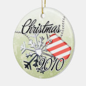 Gedateerde militaire kerstversiering keramisch ornament (Links)