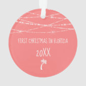 Gedateerde Tropische Koraal Eerste Kerstmis in Flo Ornament (achterkant)