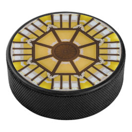 Gedecormeerd plafond op het station van Tokio Hockey Puck