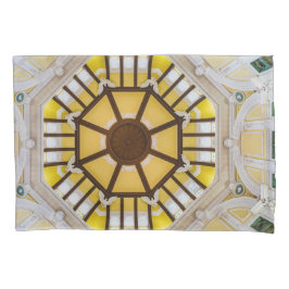 Gedecormeerd plafond op het station van Tokio Kussensloop