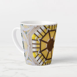 Gedecormeerd plafond op het station van Tokio Latte Mok