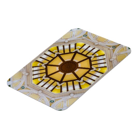 Gedecormeerd plafond op het station van Tokio Magneet (Linkerzijde)