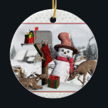 Gedecormeerd postvak Snowman Deer en Gifts Ornamen Keramisch Ornament<br><div class="desc">Schattige sneeuwman, met herten naast een versierd ornament voor de winterscène van de brievenbus keramische vakantie. Dit schattige ornament is voorzien van een vakantiegerichte postbus met een cadeau binnenin en een voorraad aan de zijkant. Naast de brievenbus zijn twee nieuwsgierige hertenflawns, en een gelukkige sneeuwman! Al deze maatregelen staan voor...</div>