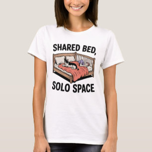 Gedeeld Bed, Eigen Ruimte Grappige Huisdier Slaa T-shirt