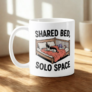 Gedeeld Bed, Eigen Ruimte Hond & Kat Humor Koffiemok
