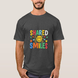 Gedeeld Glimlach T-Shirt Ontwerp - Kleurrijke Expr