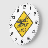 Gedeeld teken snelweg eindigt grote klok (Hoek)