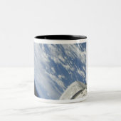 Gedeeltelijk uitzicht van Space Shuttle Endeavor Tweekleurige Koffiemok (Center)