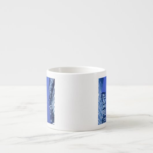 Gedefocuseerd naar boven uitzicht van kantoor die  espresso kop (Voorkant)