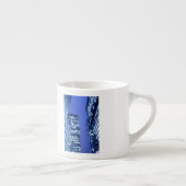 Gedefocuseerd naar boven uitzicht van kantoor die  espresso kop (Rechts)